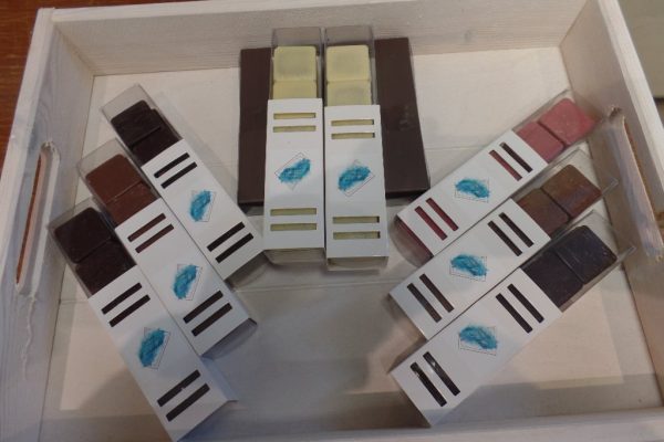 Petite boite rectangulaire avec des carrés de chocolat